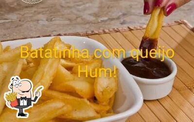 Experimente fritas com diversos molhos