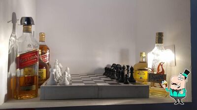 O Shot's Bar serve uma seleção de bebidas alcoólicas