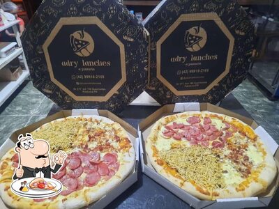 No Adri lanches lanchonete e pizzaria, você pode pedir pizza