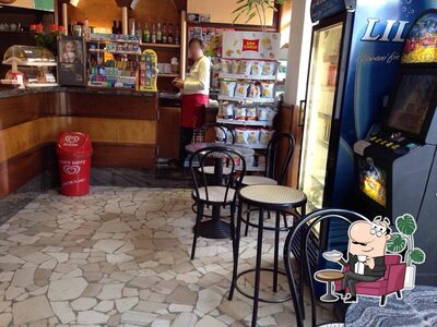 Dai un'occhiata agli interni di Bar Andrea