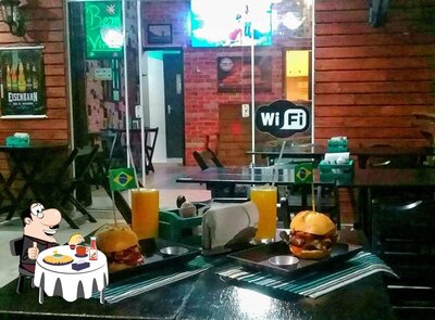 Delicie-se com um hambúrguer no Tripper Burger