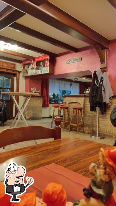 Installez-vous à l'une des tables de Café Sünnen