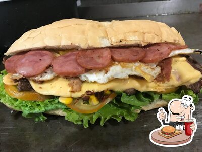 Delicie-se com um hambúrguer no Kioske Do Serginho