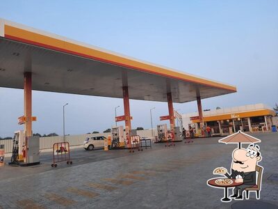 The exterior of Shell petrol pump