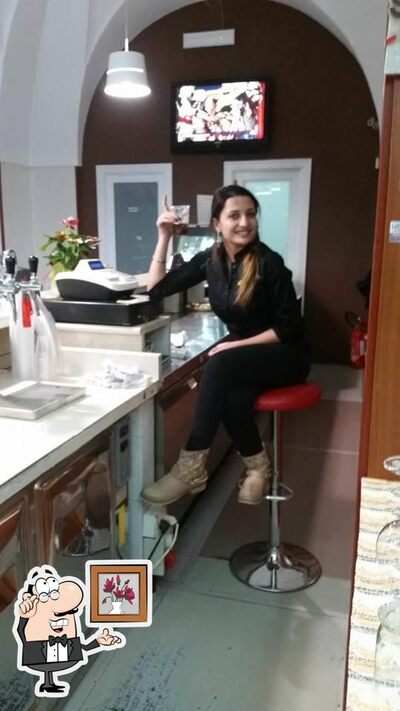 Dai un'occhiata agli interni di Enjoy café