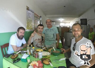 Sente em uma das mesas no Bar e Restaurante do Sitônio