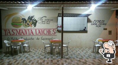 Sente em uma das mesas no Tasmânia Lanches