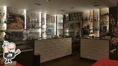 Dai un'occhiata agli interni di Pizzeria Raffaele