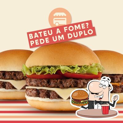 Peça um dos hambúrgueres servidos no Arnaldo