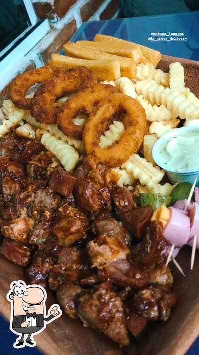 Sente em uma das mesas no Grota Pub & Delivery