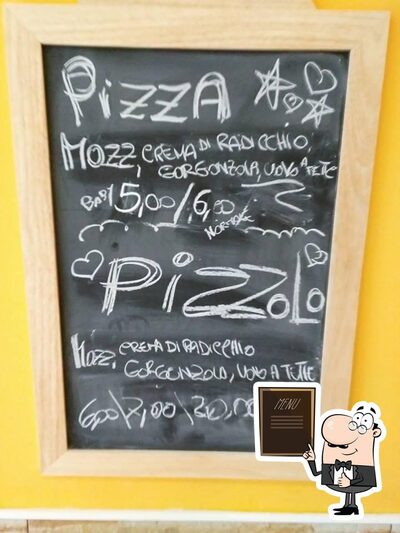 Cultrera Massimo presenta il menu scritto su una lavagna