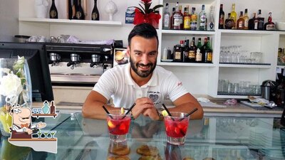 Goditi un buon cocktail fatto dal barista