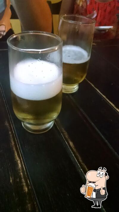 Desfute uma tulipa de cerveja leve ou escura