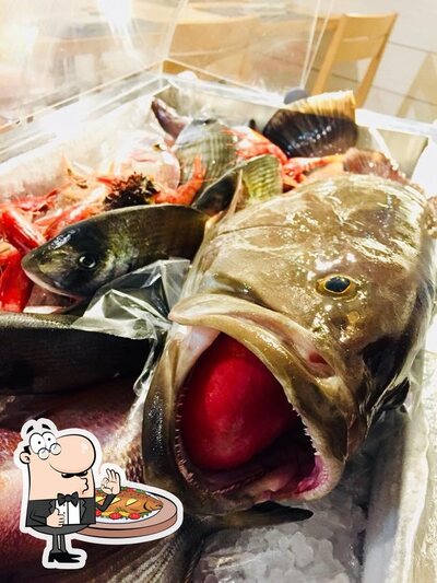 Ordina un pasto a base di pesce alla pizzeria Corallo