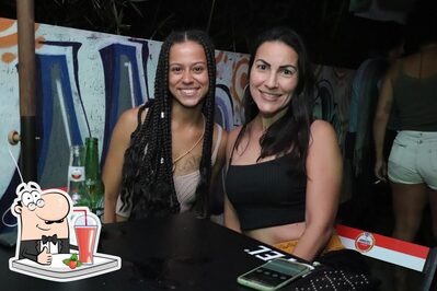 Peça diferentes bebidas fornecidos no Mahakali Music Bar