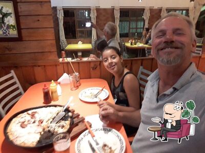 Sente em uma das mesas no Fernando Pizza