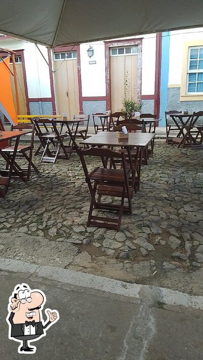 Sente em uma das mesas no Industrial O Bar