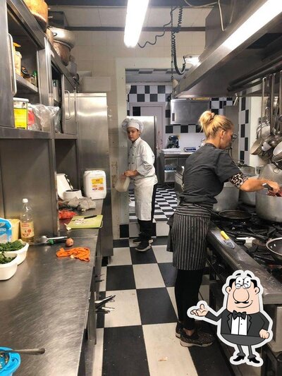 Siediti a un tavolo di Berta