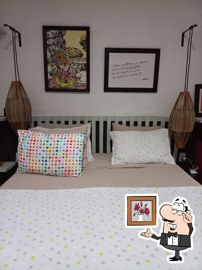 Sente em uma das mesas no Casa Chão