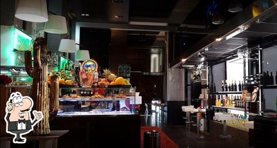 Dai un'occhiata agli interni di Tony's Restaurant