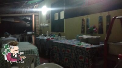 Sente em uma das mesas no Pizzaria e Restaurante El Kanah