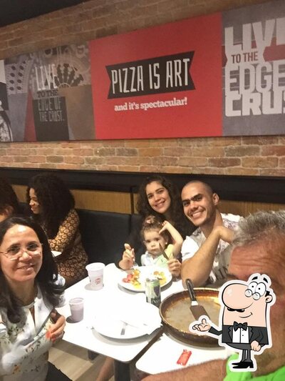Sente em uma das mesas no Pizza Hut