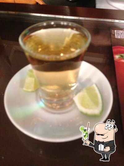 Desfrute de um drinque no Santíssimo Bar