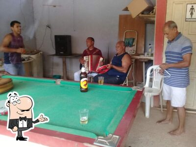 Sente em uma das mesas no Bar do zé