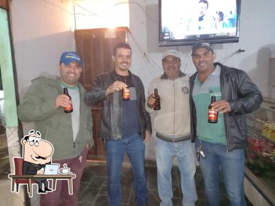 Sente em uma das mesas no Bar do Culeiro/Rei do litrinho