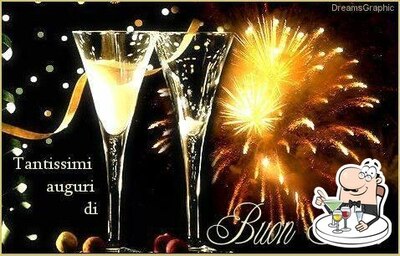 Prenditi una bevanda alcolica dal menu