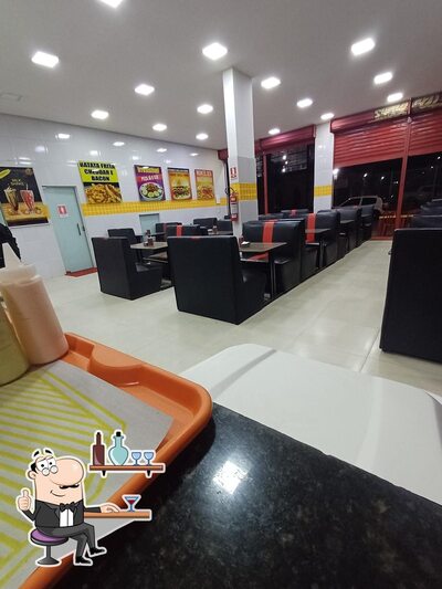 Sente em uma das mesas no Best Bomba Burguers