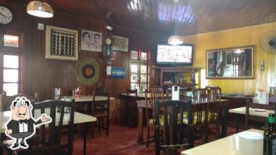 Sente em uma das mesas no Restaurante Água Rica
