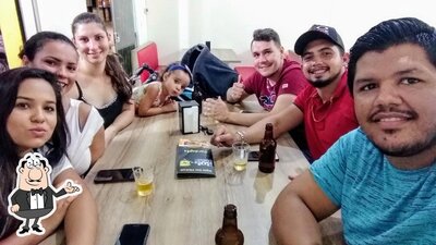 Sente em uma das mesas no Bob Lanches (Restaurante & Hamburgueria)