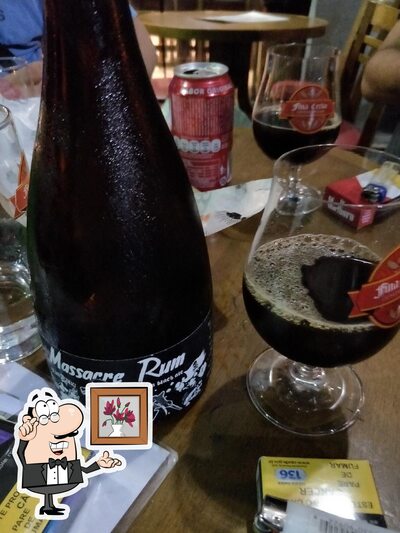 Sente em uma das mesas no Fina Cerva
