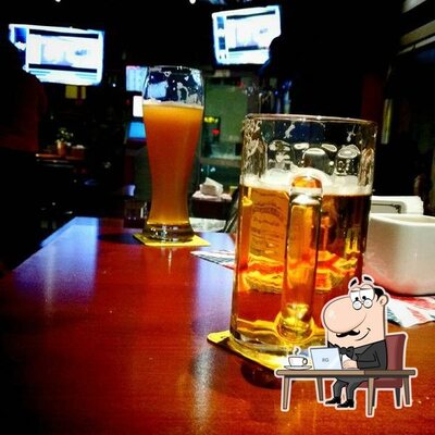 Installez-vous à l'une des tables de Croque-Insel