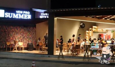 Sente em uma das mesas no Summer Prime Bar e Restaurante