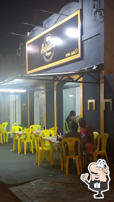 O interior do Adriano Burguer