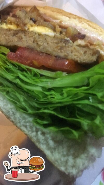 Experimente um dos hambúrgueres servidos no Caseiro Lanches