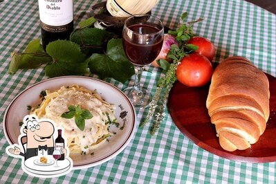 Saboreie uma taça de vinho no Trattoria Assissi