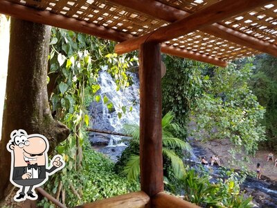 Desfrute da vista da área externa do Recanto da cascata