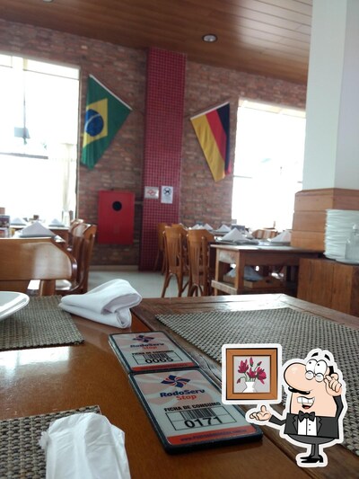 Sente em uma das mesas no Rodo Stop Bar do Alemão