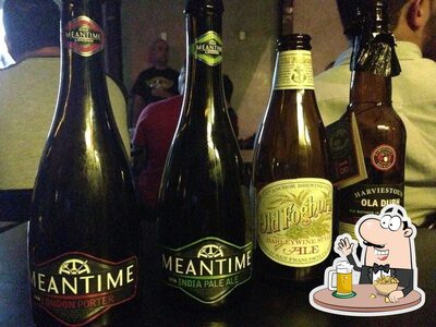 Desfute uma tulipa de cerveja leve ou escura