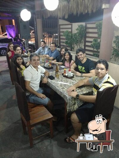 Sente em uma das mesas no Zimbabwe Churrascaria e Hamburgueria