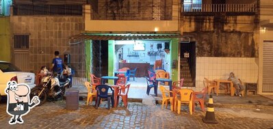Sente em uma das mesas no Bar Do Beto O Tcham