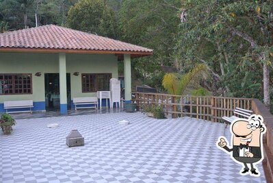 Sente em uma das mesas no Pesqueiro E Restaurante Serra Azul