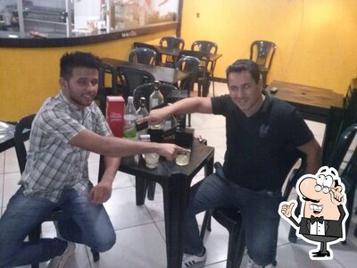 Sente em uma das mesas no Chilli Pizza