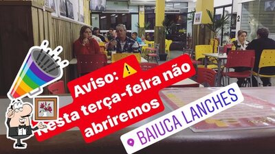 Sente em uma das mesas no Baiúca Lanches