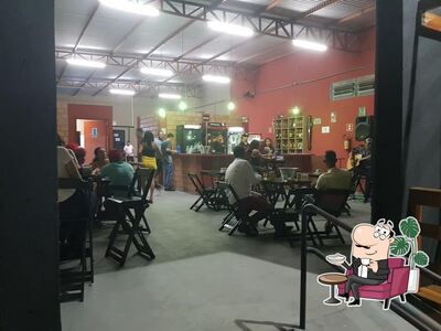 Sente em uma das mesas no Cervejaria Galpão