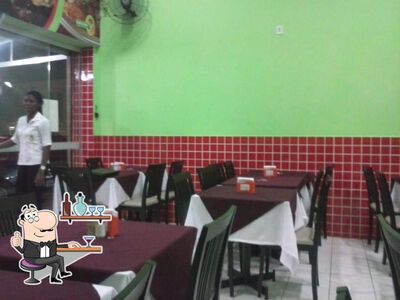 Sente em uma das mesas no Frango Gaúcho