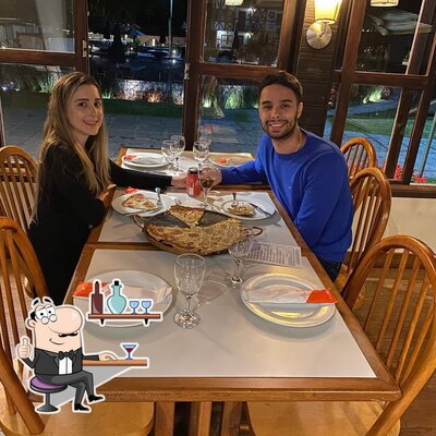 Sente em uma das mesas no Pizzaria Luzern